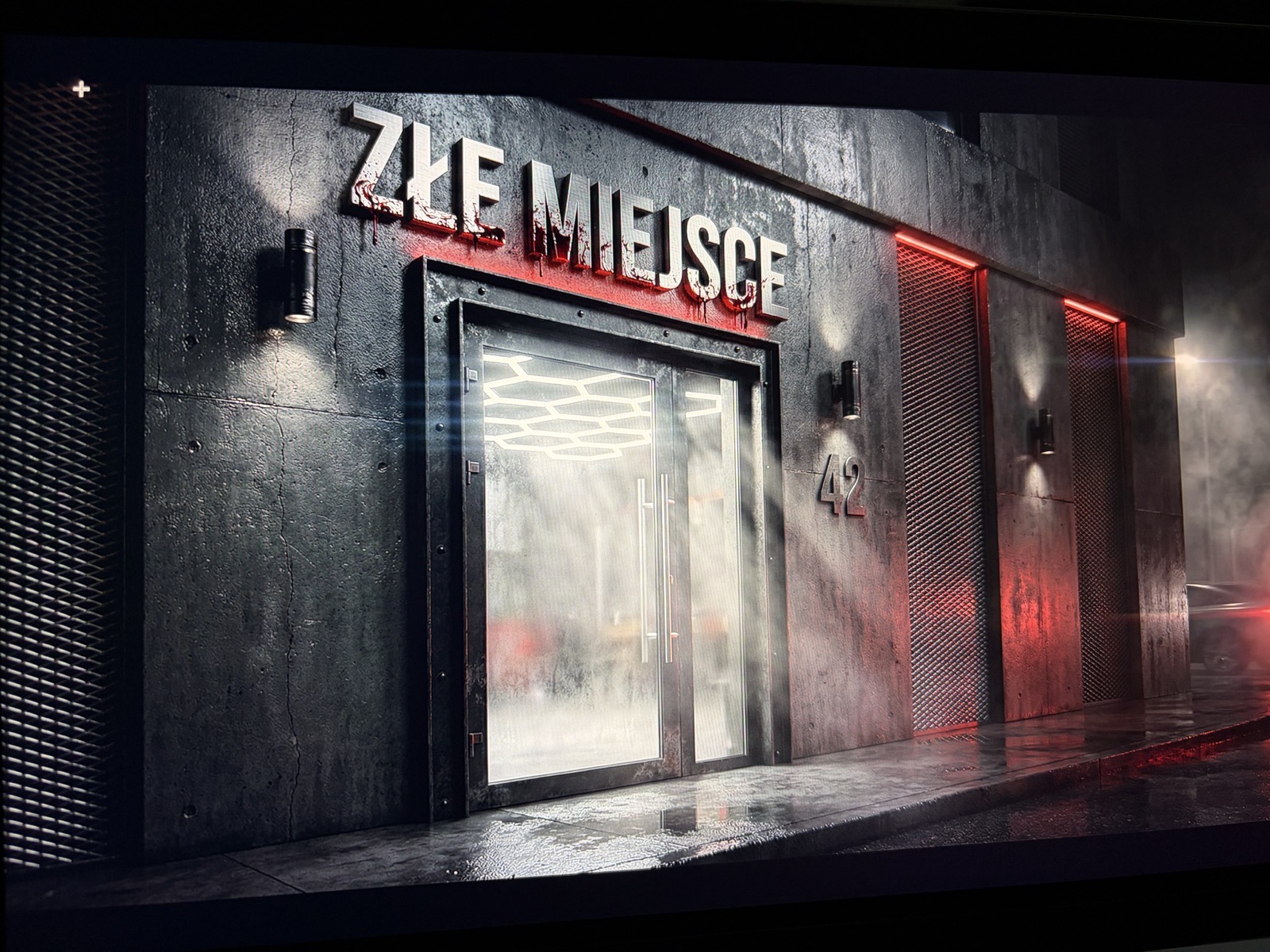 Industrialne wejście do barbershopu Złe Miejsce w Gdańsku